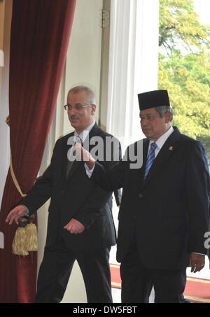 Jakarta, Indonesia. 28 feb 2014. Il presidente indonesiano Susilo Bambang Yudhoyono (R) accoglie con favore il primo ministro palestinese Rami Hamdallah durante la sua visita al palazzo presidenziale di Jakarta, Indonesia, 28 febbraio, 2014. Credito: Agung Kuncahya B./Xinhua/Alamy Live News Foto Stock