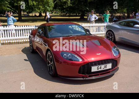 Aston Martin V12 Zagato (2011), Aston Martin Timeline, della celebrazione del centenario 2013, 100 anni Aston Martin Kensington Park, Londra, Regno Unito, Europa Foto Stock