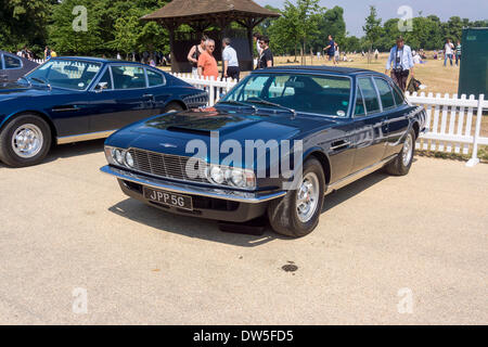 Aston Martin DBS V8 LAGONDA ??(1969-1972), Aston Martin Timeline, della celebrazione del centenario 2013, 100 anni Aston Martin, Kensington Park, Londra, Regno Unito, Europa Foto Stock