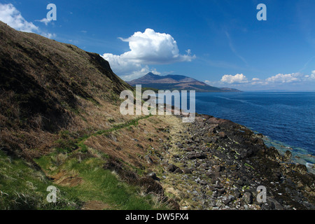 Capra cadde e Brodick Bay dal punto di Clauchlands sull'Arran sentiero costiero, Isle of Arran, Ayrshire Foto Stock