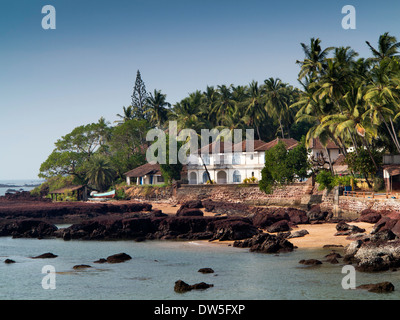 India, Goa, Panjim, Dona Paula storica vecchia era portoghese lungomare coloniale edificio del patrimonio Foto Stock