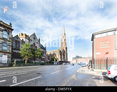 Carlisle Circus chiesa metodista. Progettato in stile gotico in stile Revival dal noto architetto W. H. Lynn e completato nel 1875. Foto Stock