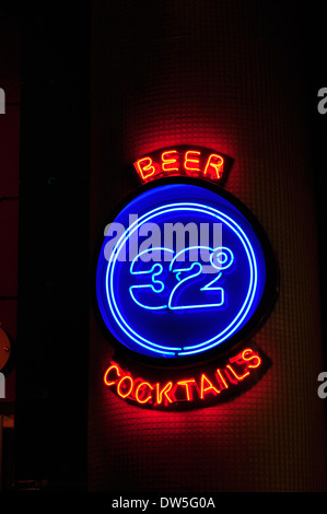 32 grado di birra e cocktail insegna al neon di Las Vegas, Nevada, STATI UNITI D'AMERICA Foto Stock