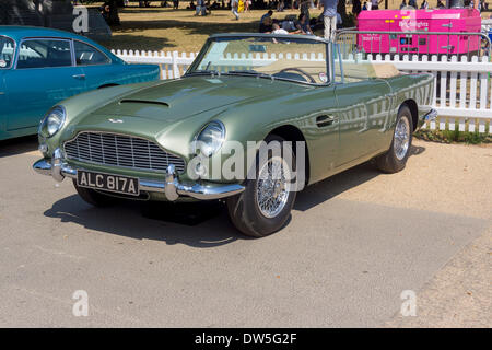 Aston Martin DB5 convertibile (1965-1966), Aston Martin Timeline, della celebrazione del centenario 2013, 100 anni Aston Martin, Kensington Park, Londra, Regno Unito, Europa Foto Stock