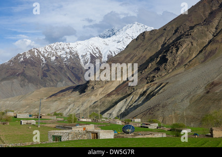 Grande parabola satellitare al di fuori di una casa del villaggio di Teru, nel fiume Ghizar Gilgit (Fiume) Valley, visto dal Shandur-Gilgit Road, vicino al Shandur Pass, Gilgit-Baltistan, Pakistan Foto Stock