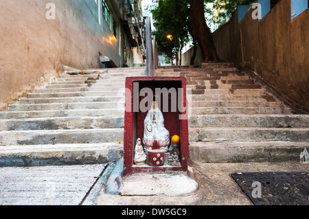 Hong Kong street santuario contenente la statua di Guanyin Foto Stock