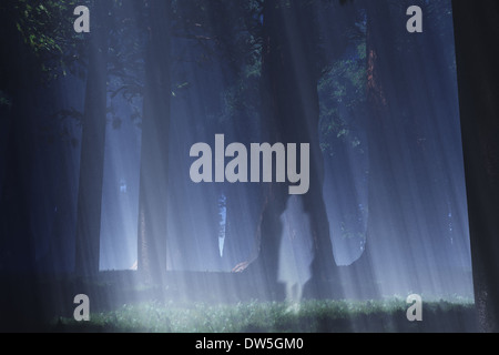 Foresta Magica con fantasma giapponese Yurei illustrazioni 3D Foto Stock