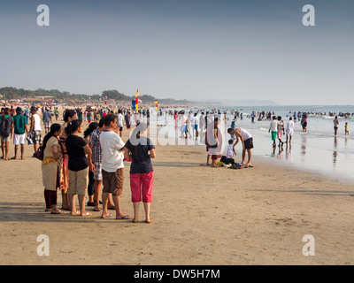 India, Goa, Baga, Indiano turisti sulla spiaggia Foto Stock