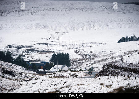 A44, metà del Galles, UK. Il 28 febbraio 2014. Venerdì 28 febbraio 2014, Metà Wales UK durante la notte nevica coprire le vette delle PUMLUMON (Plynlimon) gamma di montagna sopra l'A44, tronco principale strada a EISTEDDFA GURIG, sul confine tra la contea di Powys e Ceredigion. Photo credit: keith morris/Alamy Live News Foto Stock