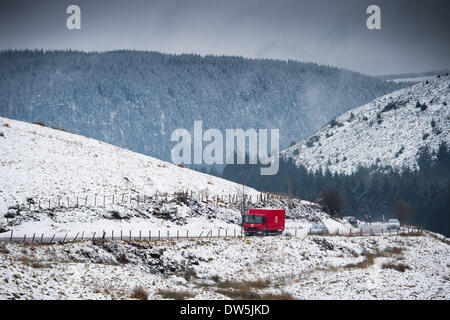 A44, metà del Galles, UK. Il 28 febbraio 2014. Venerdì 28 febbraio 2014, Metà Wales UK durante la notte nevica coprire le vette delle PUMLUMON (Plynlimon) gamma di montagna sopra l'A44, tronco principale strada a EISTEDDFA GURIG, sul confine tra la contea di Powys e Ceredigion. Photo credit: keith morris/Alamy Live News Foto Stock