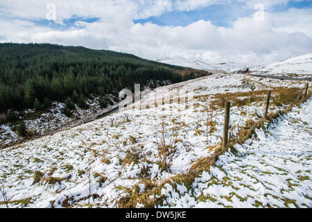 A44, metà del Galles, UK. Il 28 febbraio 2014. Venerdì 28 febbraio 2014, Metà Wales UK durante la notte nevica coprire le vette delle PUMLUMON (Plynlimon) gamma di montagna sopra l'A44, tronco principale strada a EISTEDDFA GURIG, sul confine tra la contea di Powys e Ceredigion. Photo credit: keith morris/Alamy Live News Foto Stock