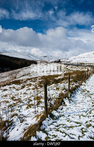 A44, metà del Galles, UK. Il 28 febbraio 2014. Venerdì 28 febbraio 2014, Metà Wales UK durante la notte nevica coprire le vette delle PUMLUMON (Plynlimon) gamma di montagna sopra l'A44, tronco principale strada a EISTEDDFA GURIG, sul confine tra la contea di Powys e Ceredigion. Photo credit: keith morris/Alamy Live News Foto Stock