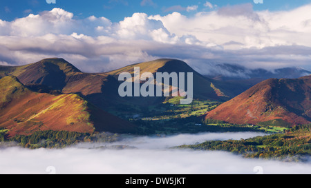 Nebbia di mattina galleggianti intorno al Newlands Valley e Catbells Mountain Lake District, Cumbria, Inghilterra. In autunno (ottobre 2012). Foto Stock