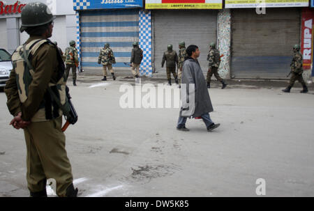 Febbraio 28, 2014 - Kashmir - indiano di paramilitari soldato di guardia durante uno sciopero di Venerdì, 28 febbraio 2014, in Srinagar radiali per autovettura e derivato. captil di Indiano-Kashmir controllato come separatisti chiamato per uno sciopero generale esigenti sonda imparziale nella uccisione di sette militents sospetti uccisi dalle forze del governo su feb 24.2014 a Dardpora Kupwara. (Credito Immagine: © Shafat Sidiq/NurPhoto/ZUMAPRESS.com) Foto Stock