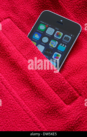 IPhone 5s con icone e app nella tasca della giacca rossa Foto Stock