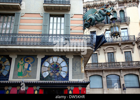 In Spagna, in Catalogna, Barcellona, Dragon scultura su edificio in Placa de la Boqueria sulla Rambla. Foto Stock