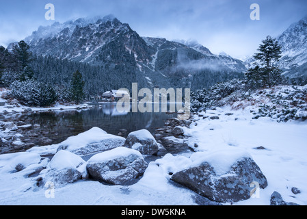 Popradske Pleso lago e montagna cottage in inverno, la Slovacchia, l'Europa. Foto Stock