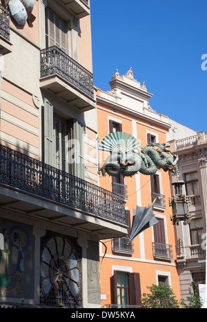 In Spagna, in Catalogna, Barcellona, Dragon scultura su edificio in Placa de la Boqueria sul viale alberato di La Rambla. Foto Stock