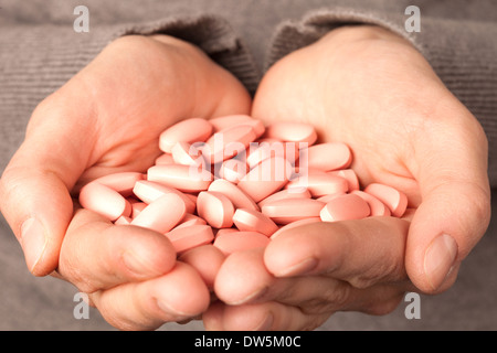 Molte pillole nelle mani. Il concetto di medicina Foto Stock