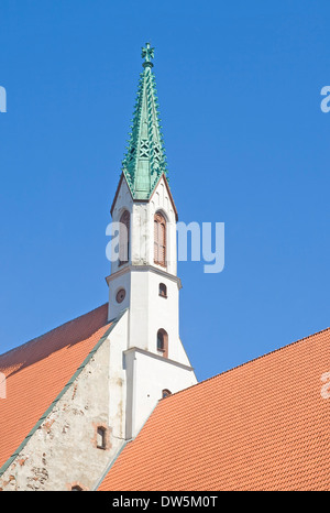 Il campanile di San Giovanni la Chiesa in Riga, Lettonia Foto Stock