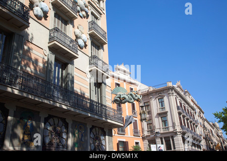 In Spagna, in Catalogna, Barcellona, Dragon scultura su edificio in Placa de la Boqueria sul viale alberato di La Rambla. Foto Stock