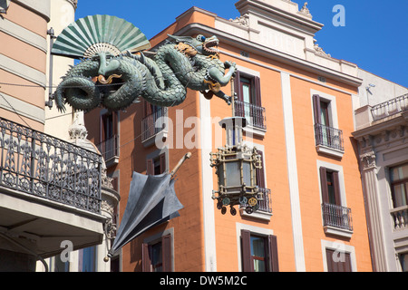 In Spagna, in Catalogna, Barcellona, Dragon scultura su edificio in Placa de la Boqueria sulla Rambla. Foto Stock