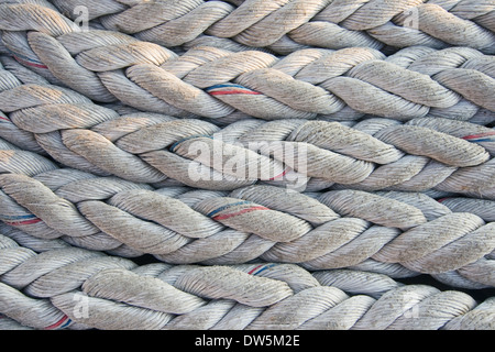 Close-up di spessore corde tessili arrotolato su una bobina Foto Stock