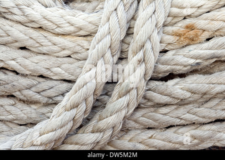 Close-up di spessore corde tessili arrotolato su una bobina Foto Stock