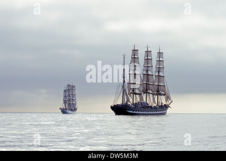 Due Tall navi con vele bianche nel mare calmo Foto Stock