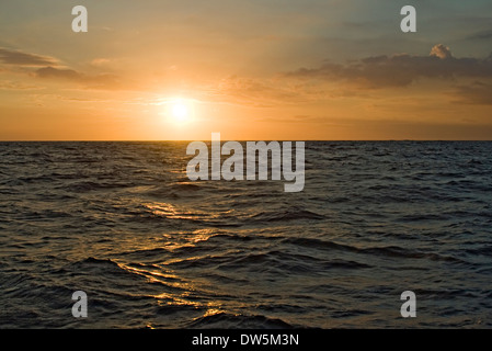 Paesaggio: il sorgere del sole su un mare aperto Foto Stock