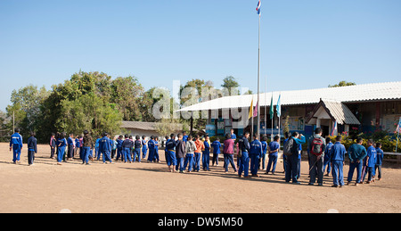 Gli alunni si riuniscono in mattinata al di fuori della scuola in cima alla collina di Huay Pakoot village, Thailandia del Nord Foto Stock