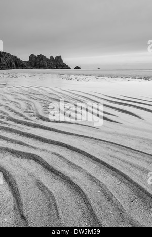 Increspature di sabbia con la bassa marea sulla spiaggia Pednvounder, Cornwall, Inghilterra. Inverno (febbraio) 2013 Foto Stock