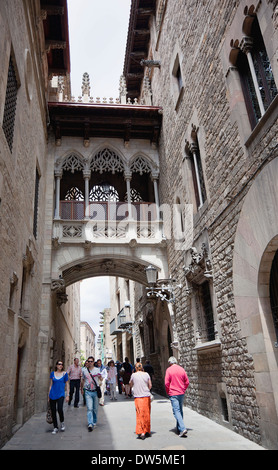 In Spagna, in Catalogna, Barcellona, Pont dels Sospirs o Ponte dei Sospiri nel Quartiere Gotico. Foto Stock