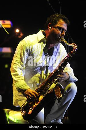 Jakarta, Indonesia. 28 feb 2014. Scottish-nato sassofonista Richard Elliot compie durante il decimo anno edizione di Chiara internazionale di Giacarta Java Jazz Festival 2014 a Jakarta, Indonesia, 28 febbraio, 2014. Il Chiaro internazionale di Giacarta Java Jazz Festival 2014 si terrà dal 28 febbraio e marzo. 2. Credito: Zulkarnain/Xinhua/Alamy Live News Foto Stock