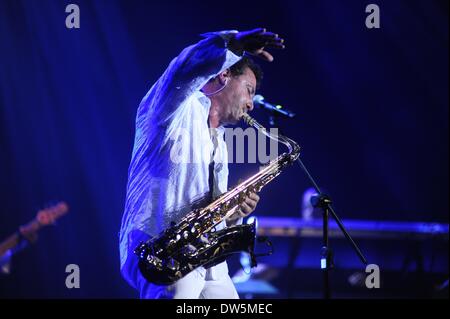 Jakarta, Indonesia. 28 feb 2014. Scottish-nato sassofonista Richard Elliot compie durante il decimo anno edizione di Chiara internazionale di Giacarta Java Jazz Festival 2014 a Jakarta, Indonesia, 28 febbraio, 2014. Il Chiaro internazionale di Giacarta Java Jazz Festival 2014 si terrà dal 28 febbraio e marzo. 2. Credito: Zulkarnain/Xinhua/Alamy Live News Foto Stock