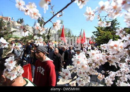 Birzeit, West Bank, Territorio palestinese. 28 feb 2014. Lutto palestinese portano il corpo di Mutaz Washaha, 22, un militante del Fronte Popolare per la liberazione della Palestina (PFLP), dalla Cisgiordania città di Birzeit, a nord di Ramallah, durante il suo funerale 28 febbraio 2014. Mutaz è stato ucciso dalle forze israeliane che presumibilmente utilizzato missili e bulldozer sulla sua casa il 27 febbraio 2014 Credit: Issam Rimawi APA/images/ZUMAPRESS.com/Alamy Live News Foto Stock