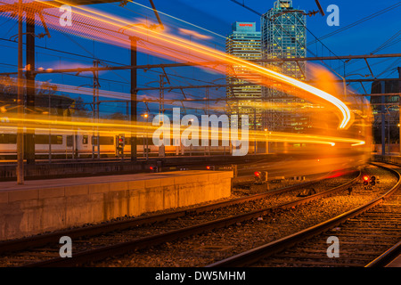 Vista notturna di Estació de França stazione ferroviaria con treni sfocata passando, Barcellona, in Catalogna, Spagna Foto Stock