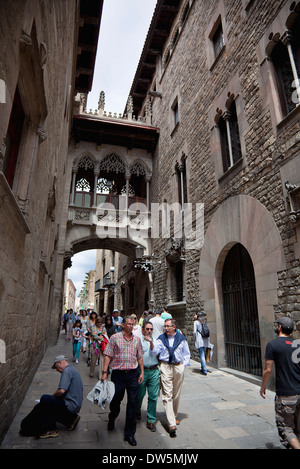 In Spagna, in Catalogna, Barcellona, Pont dels Sospirs o Ponte dei Sospiri nel Quartiere Gotico. Foto Stock