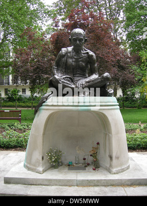 Statua del Mahatma Gandhi, scolpito da Fredda brillante ed installato nel 1968. In Tavistock Square, London, England, Regno Unito Foto Stock
