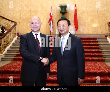 Londra, Regno Unito. Il 27 febbraio, 2014. Segretario degli esteri britannico William Hague (L) stringe la mano con il cinese consigliere di Stato Yang Jiechi a Londra, UK, 27 febbraio 2014. Credito: Yin pista/Xinhua/Alamy Live News Foto Stock