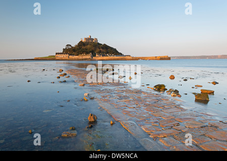 St Michaels Mount e la Causeway in inizio di mattina di sole, Marazion, Cornwall, Inghilterra. Molla (maggio) 2013. Foto Stock