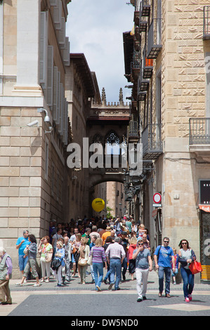 In Spagna, in Catalogna, Barcellona, Pont dels Sospirs o Ponte dei Sospiri nel Quartiere Gotico. Foto Stock