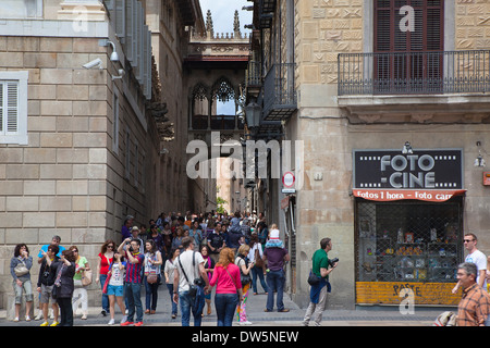 In Spagna, in Catalogna, Barcellona, Pont dels Sospirs o Ponte dei Sospiri nel Quartiere Gotico. Foto Stock