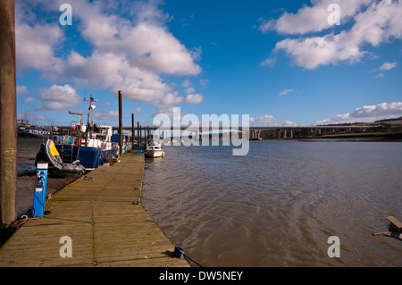 Autostrada e treno ad alta velocità ponti sul fiume Medway vicino a Rochester Kent England Foto Stock