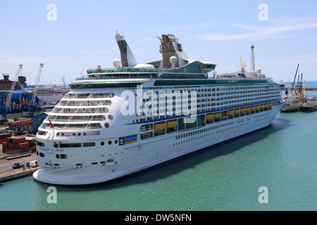 Royal Caribbean Cruise Ship Voyager dei mari ormeggiato a Livorno ITALIA Foto Stock
