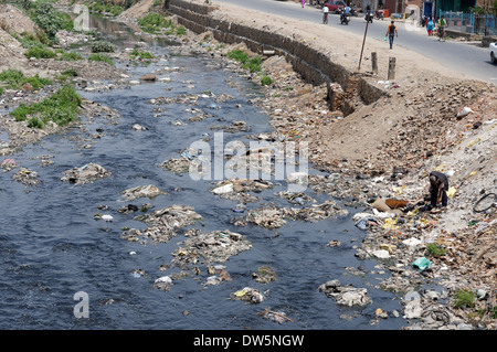 Il terribile inquinamento nel fiume Bagmati a Kathmandu in Nepal Foto Stock