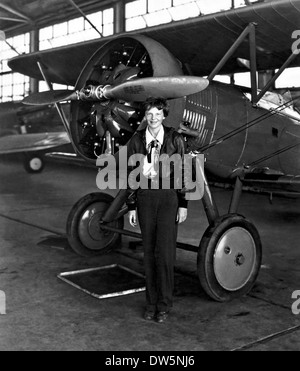 Pioniere dell'aviazione Amelia Earhart pone con il suo aereo in un hangar Luglio 30, 1936. Earhart fu il primo aviatore femmina a volare in solitaria attraverso l'Oceano Atlantico Foto Stock