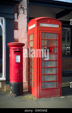 Tradizionale in rosso British telefono Casella e casella postale Foto Stock