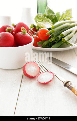 Ravanelli e insalata su un pranzo estivo tabella Foto Stock