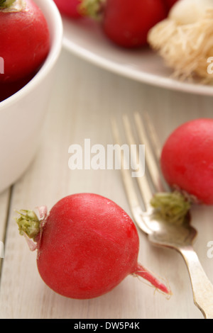 Ravanelli e insalata su un pranzo estivo tabella Foto Stock